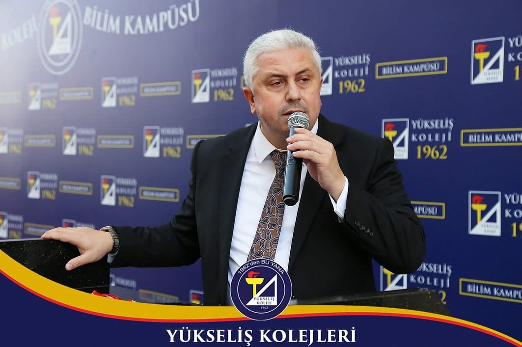 Yükseliş Koleji Genel Müdürü Aykut Davut Öktem, 29 Ekim’e özel düzenlenen “Köklü Geçmişten Güçlü Cumhuriyete” adlı Resim Yarışması’nda dereceye giren öğrencilerimize ödüllerini takdim etti.